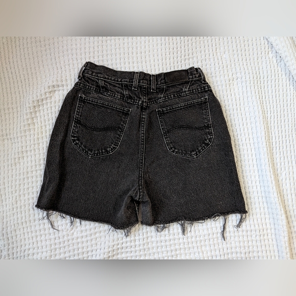 🎩 Vintage Lee High Waisted Black Distressed Jean Shorts with Raw Hem - Picture 3 of 7